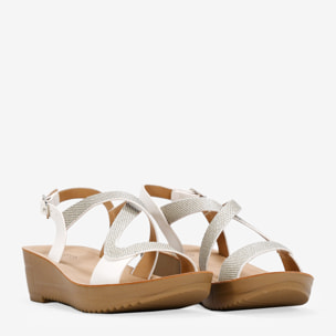 Sandalias beige con cuña