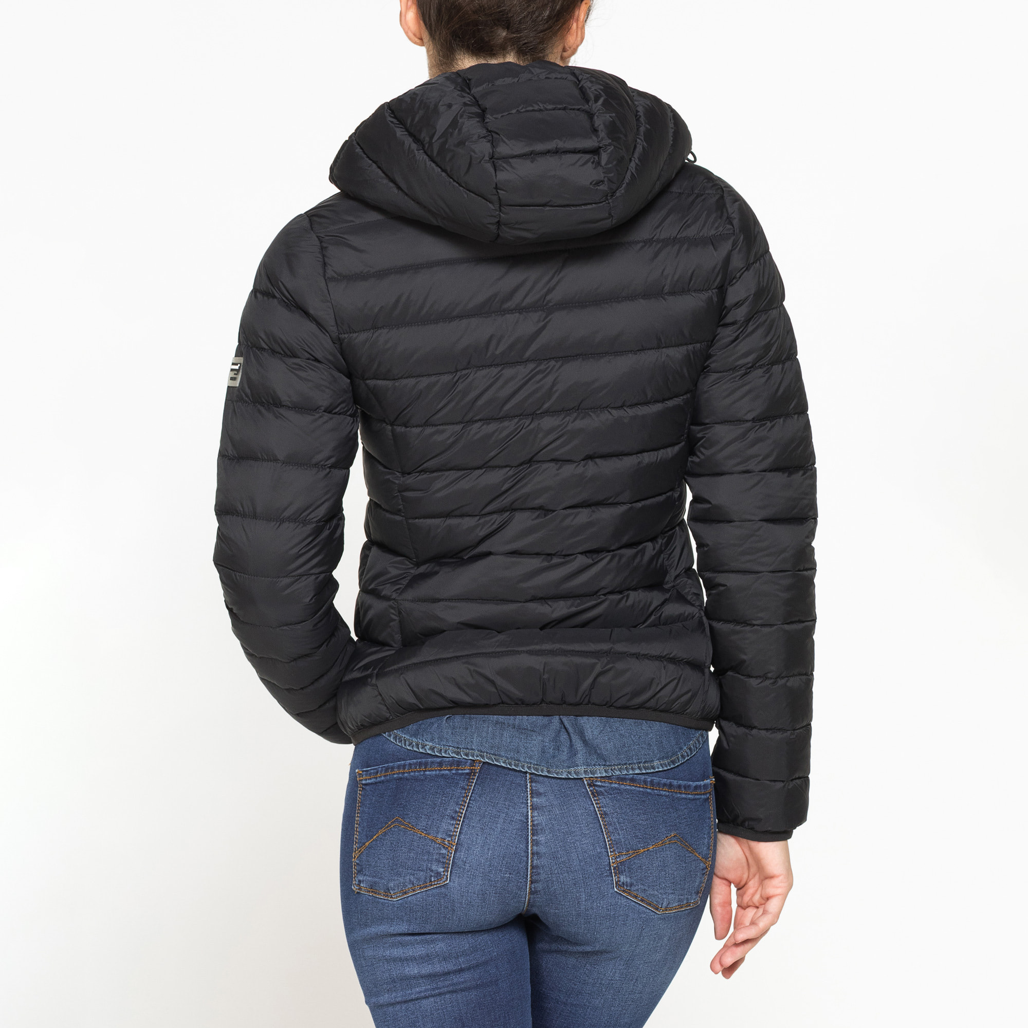 GIUBBOTTO RESISTENTE ALLA PIOGGIA CON IMBOTTITURA ULTRA LEGGERA. Vestibilità regolare.