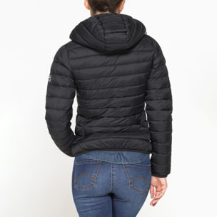 GIUBBOTTO RESISTENTE ALLA PIOGGIA CON IMBOTTITURA ULTRA LEGGERA. Vestibilità regolare.