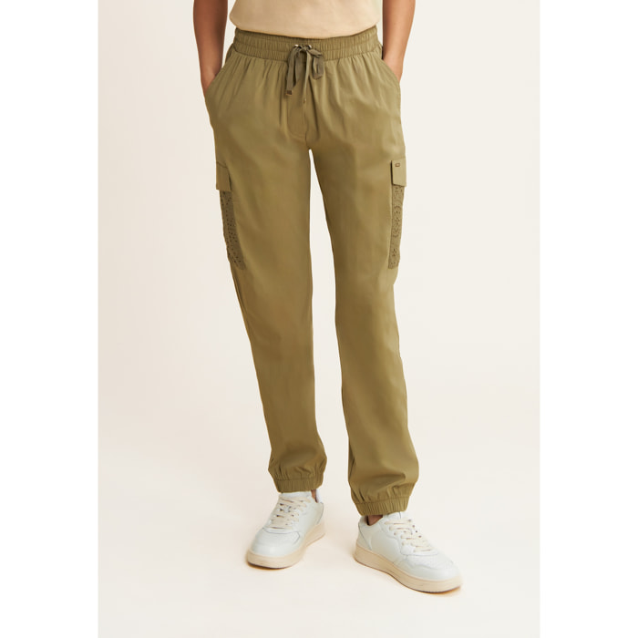 Pantaloni cargo in popeline con ricami Sangallo sulle tasche