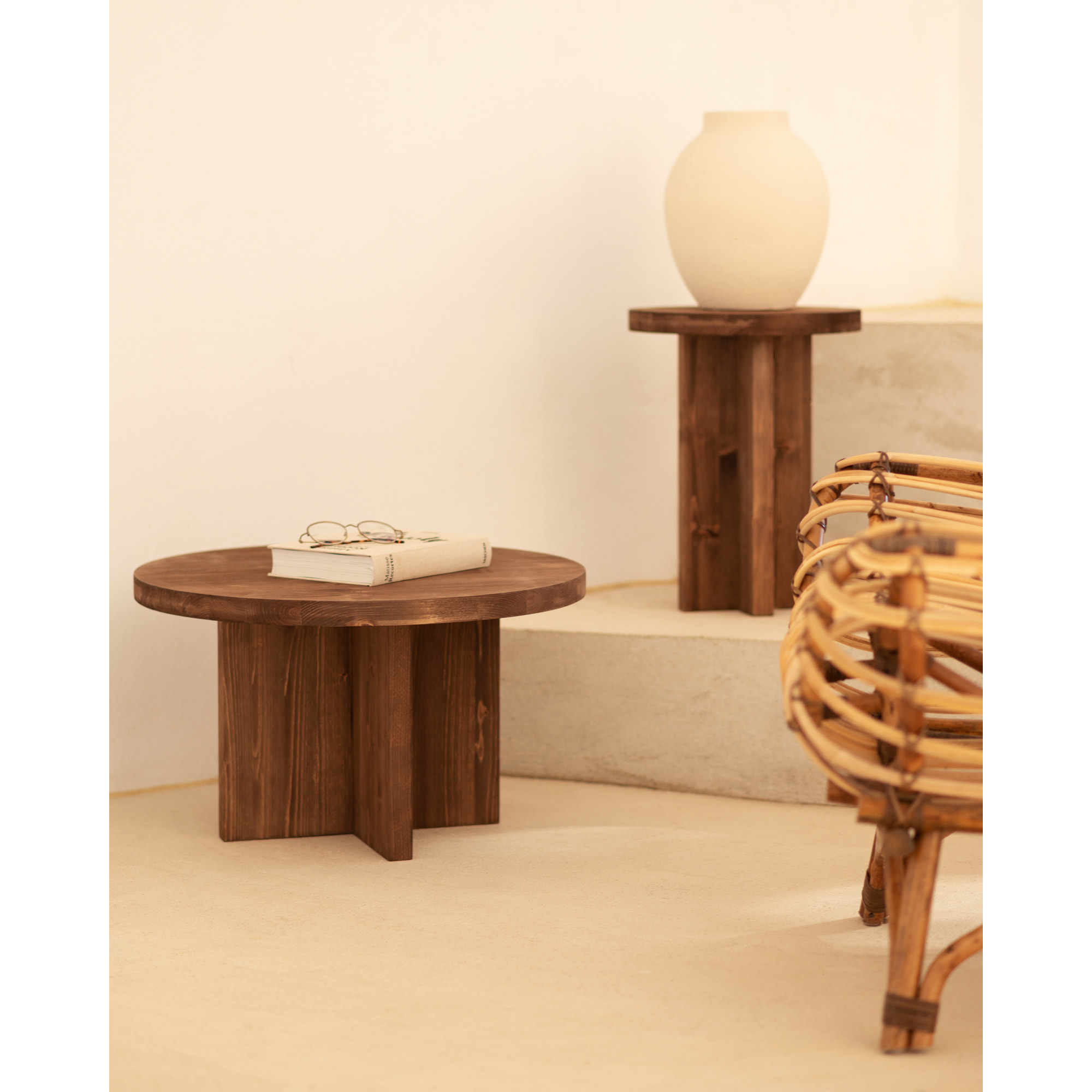 Table basse ronde en bois massif ton noyer en différentes tailles