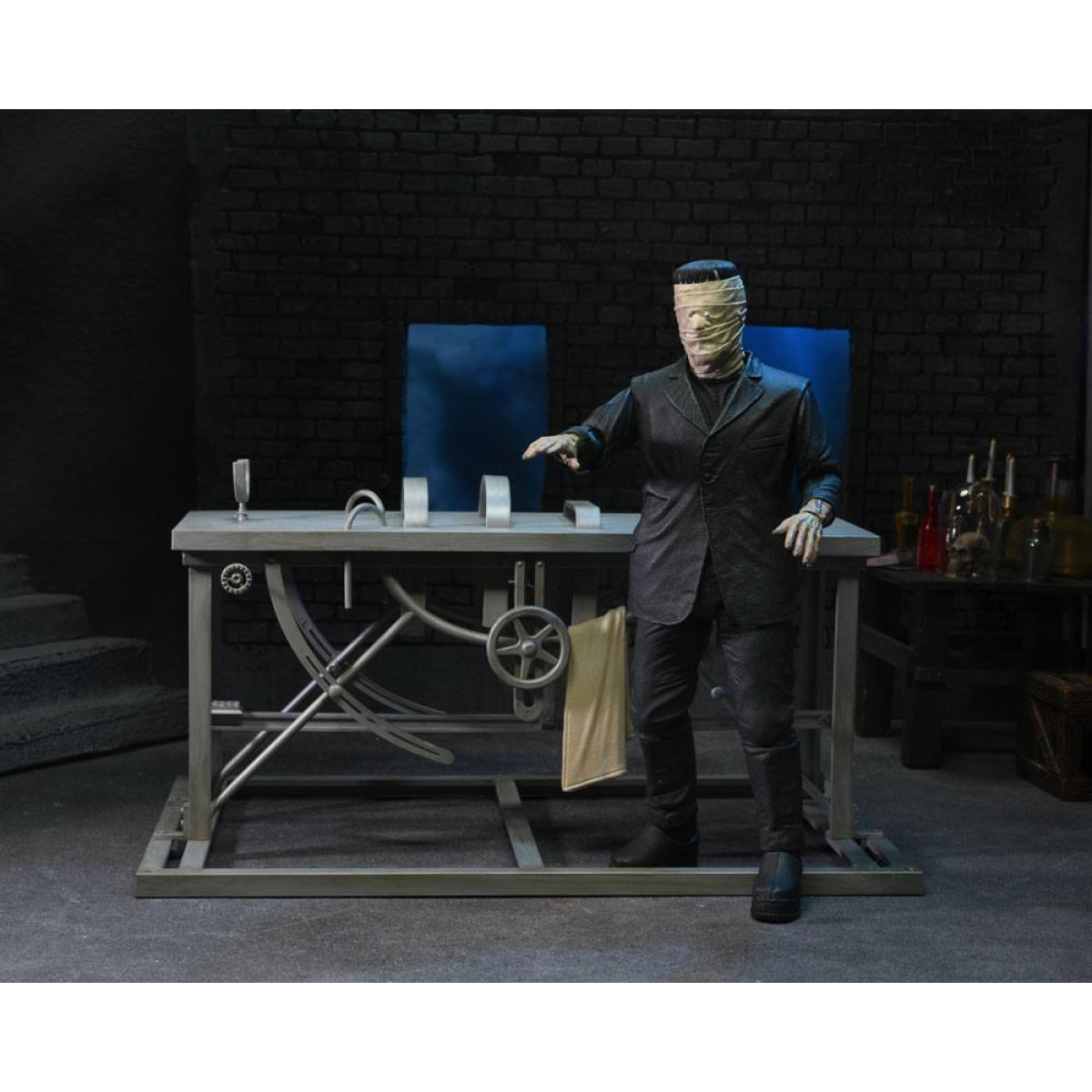 Universal Monsters Accessory Pack For Action Figures Frankenstein NECA