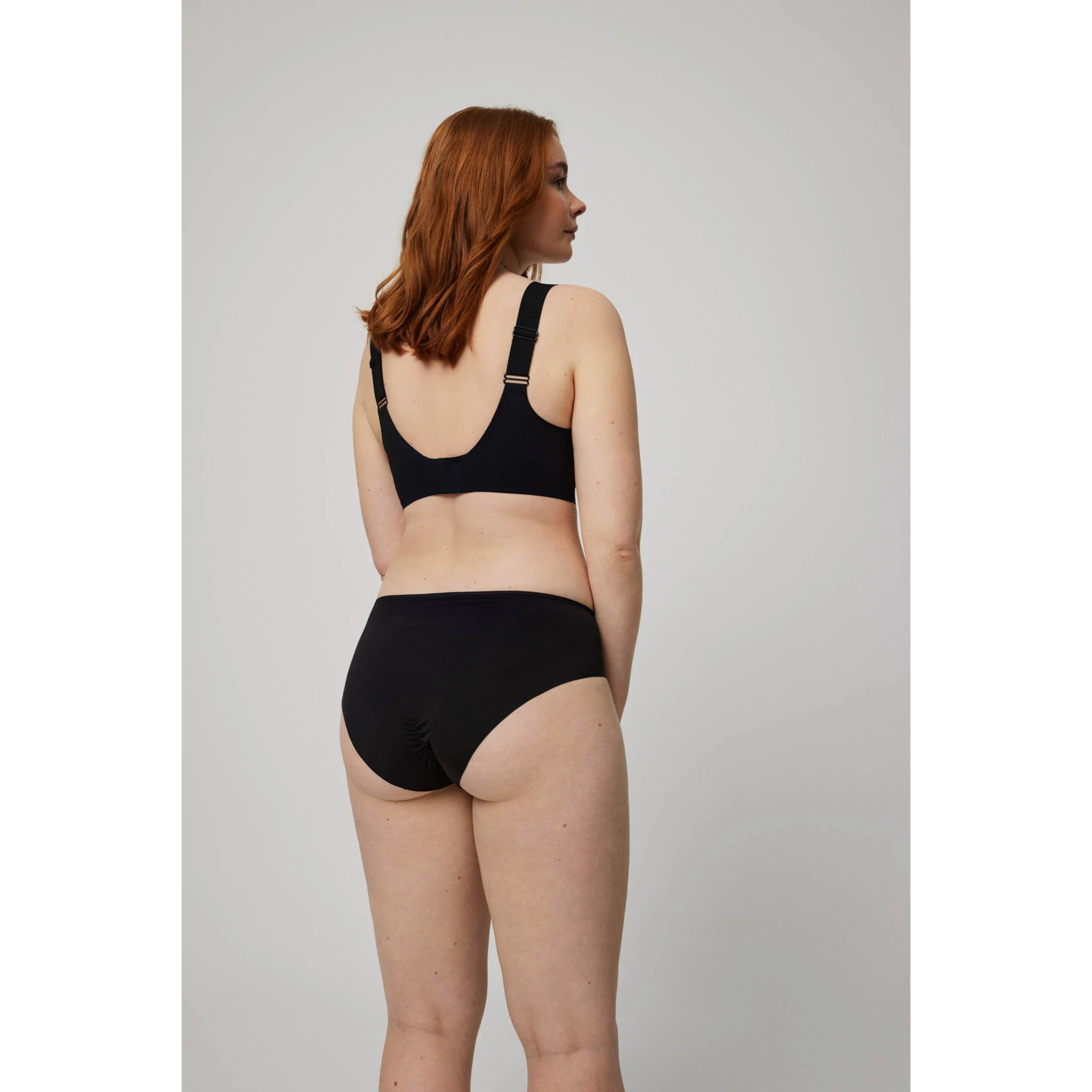 Mutandina contenitive con finiture nere invisibili