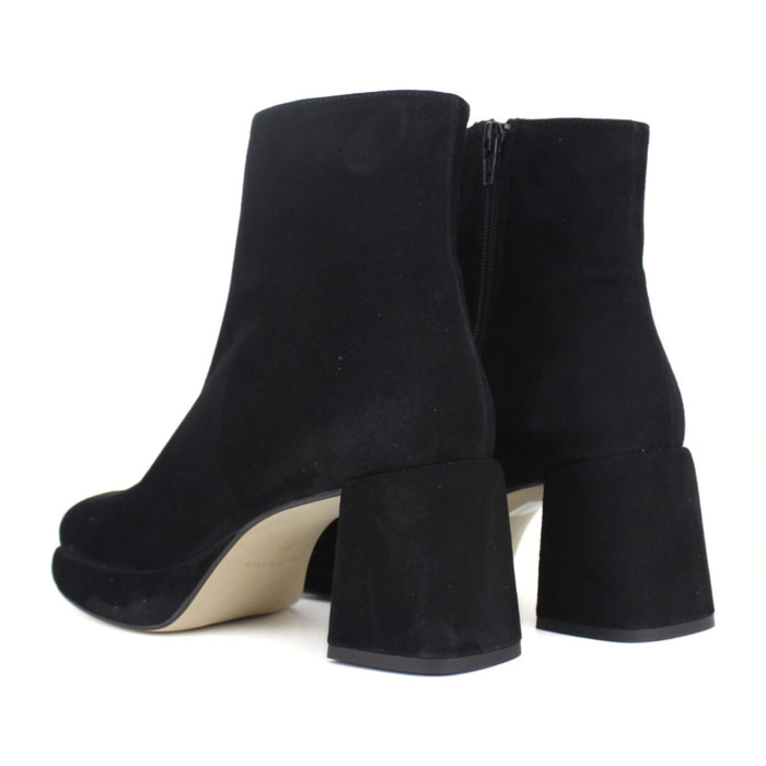 Botine negro con plataforma. Tacón de 7 cm