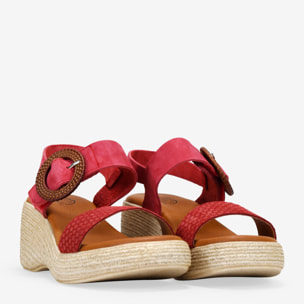Sandalias rojas en piel con cuña y hebilla