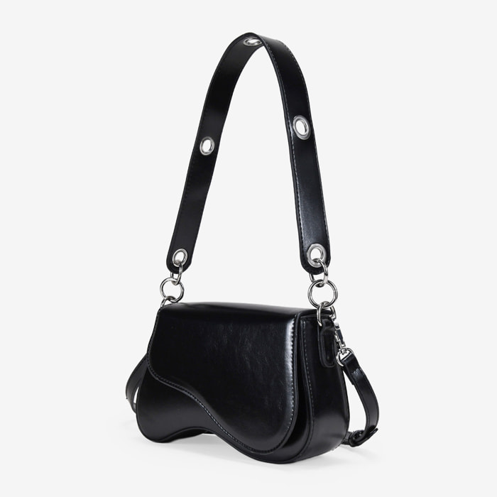 Bolso de hombro negro con solapa