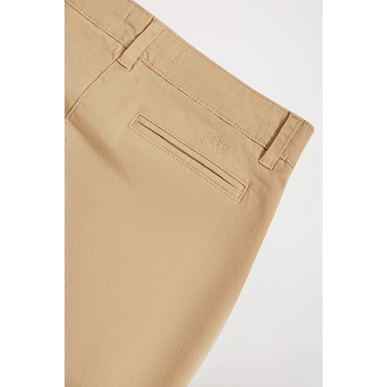 Pantalón chino Slim fit color arena con detalle Polo Club