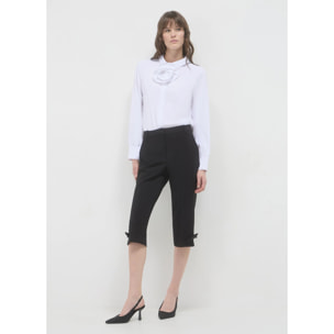 Blusa con rosa applicata