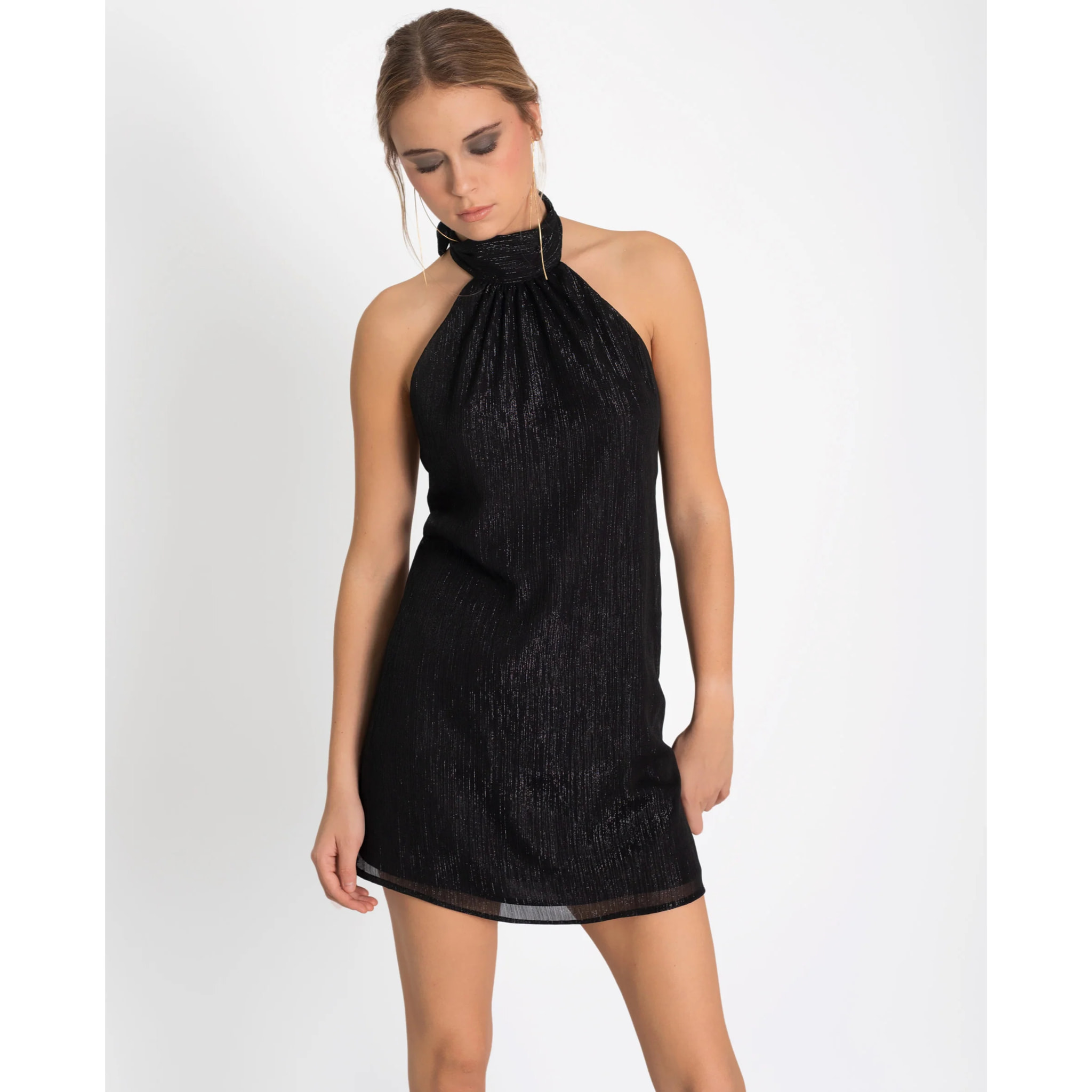 Vestido corto fluido sin mangas.