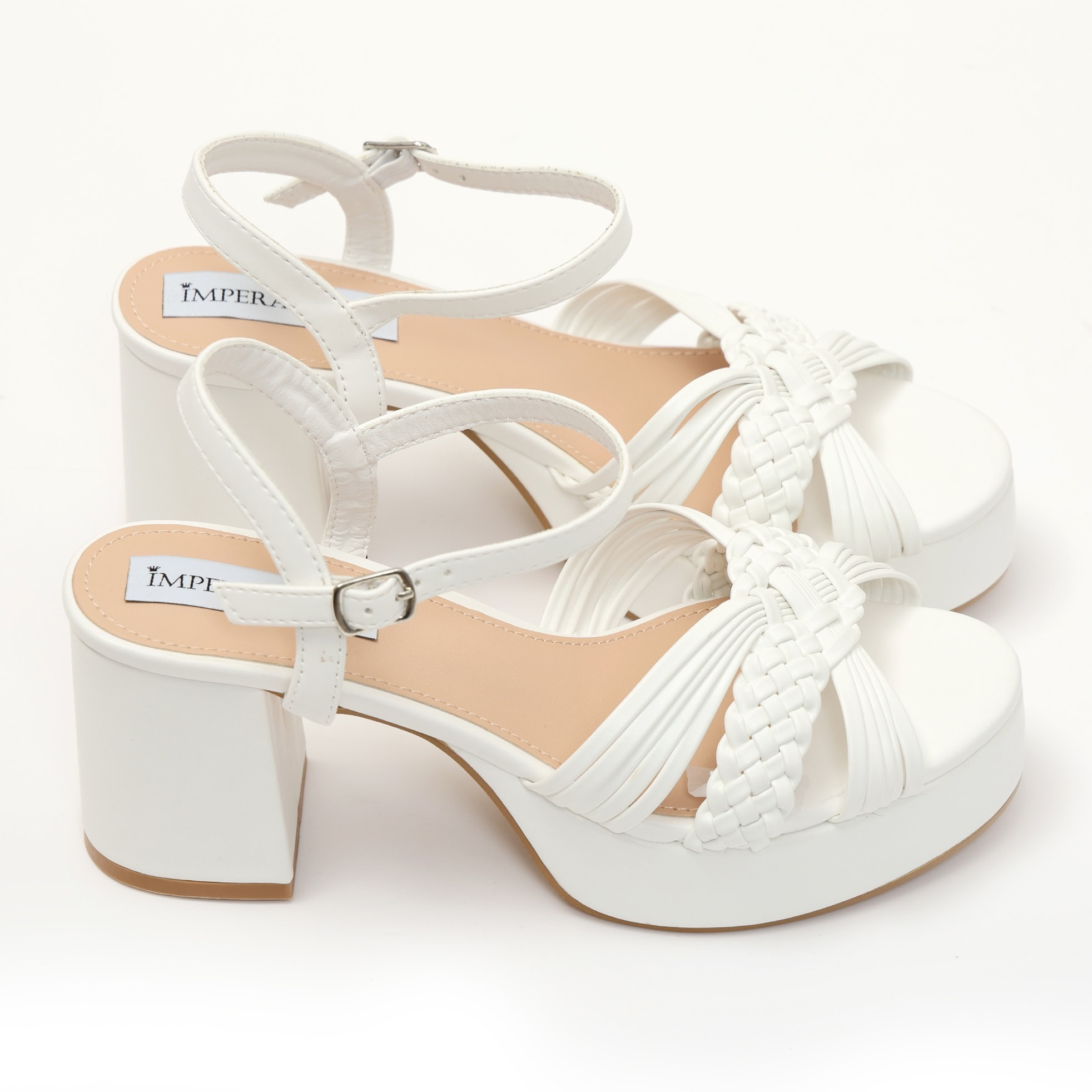 Sandali in simil pelle verniciata con tacco quadrato