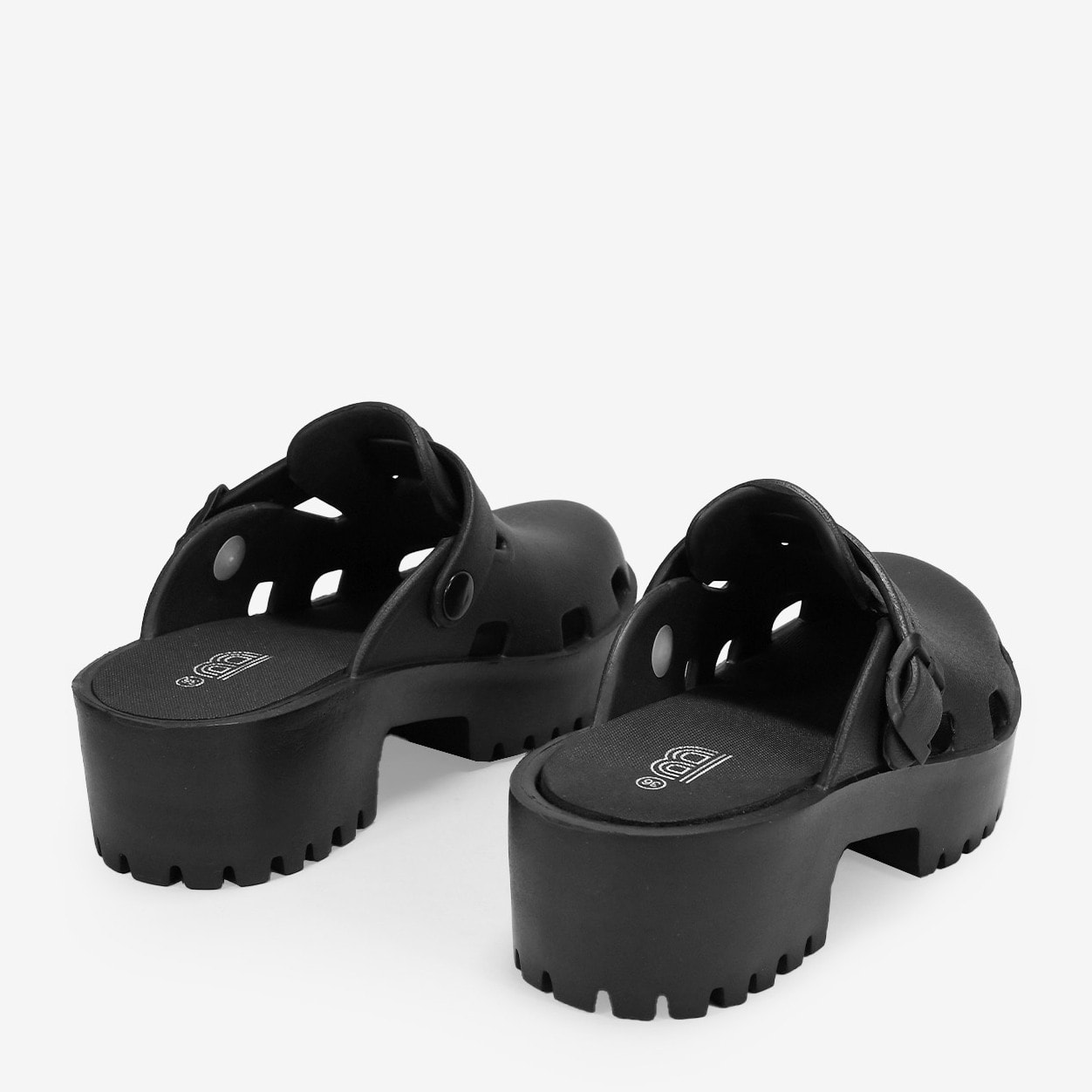 Zuecos de goma negros con plataforma