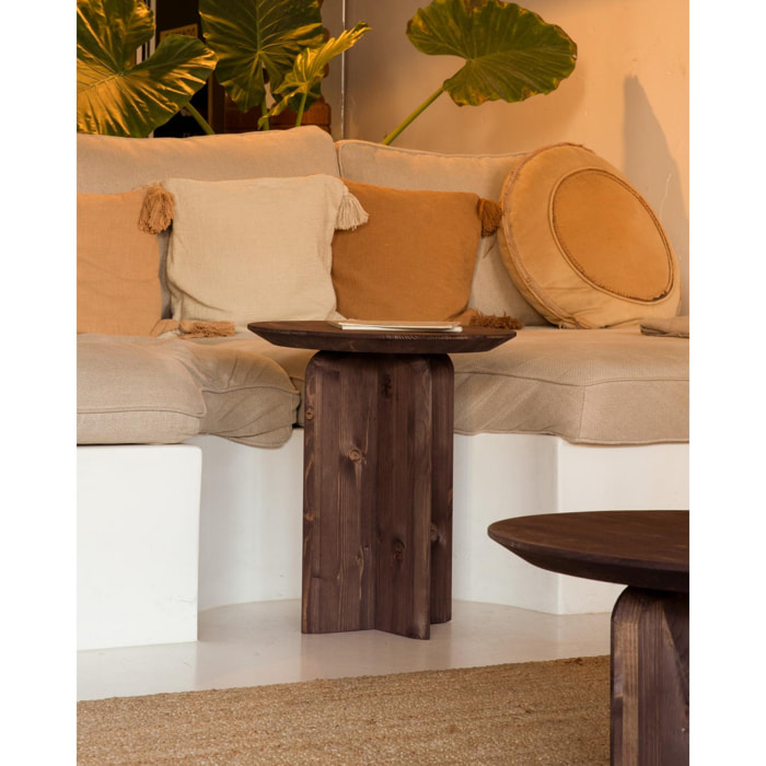 Mesa auxiliar de madera maciza en tono nogal de 50x45cm Alto: 50 Largo: 45 Ancho: 45