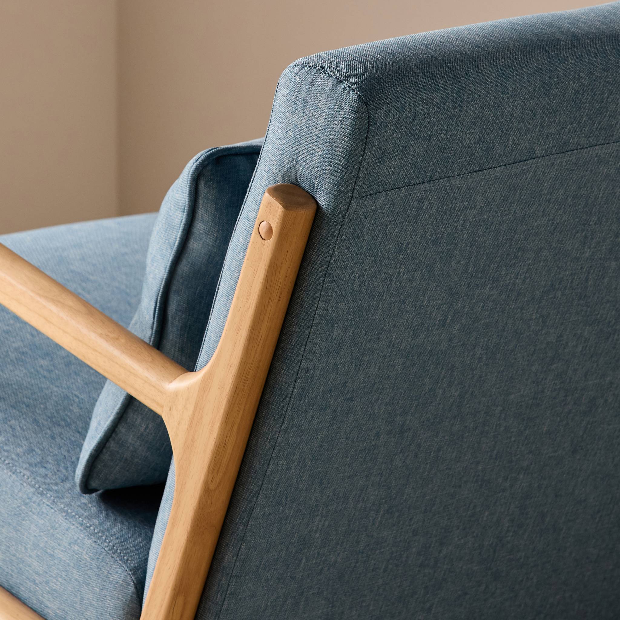 Rocking chair scandinave bois d'hévéa et tissu LORENS
