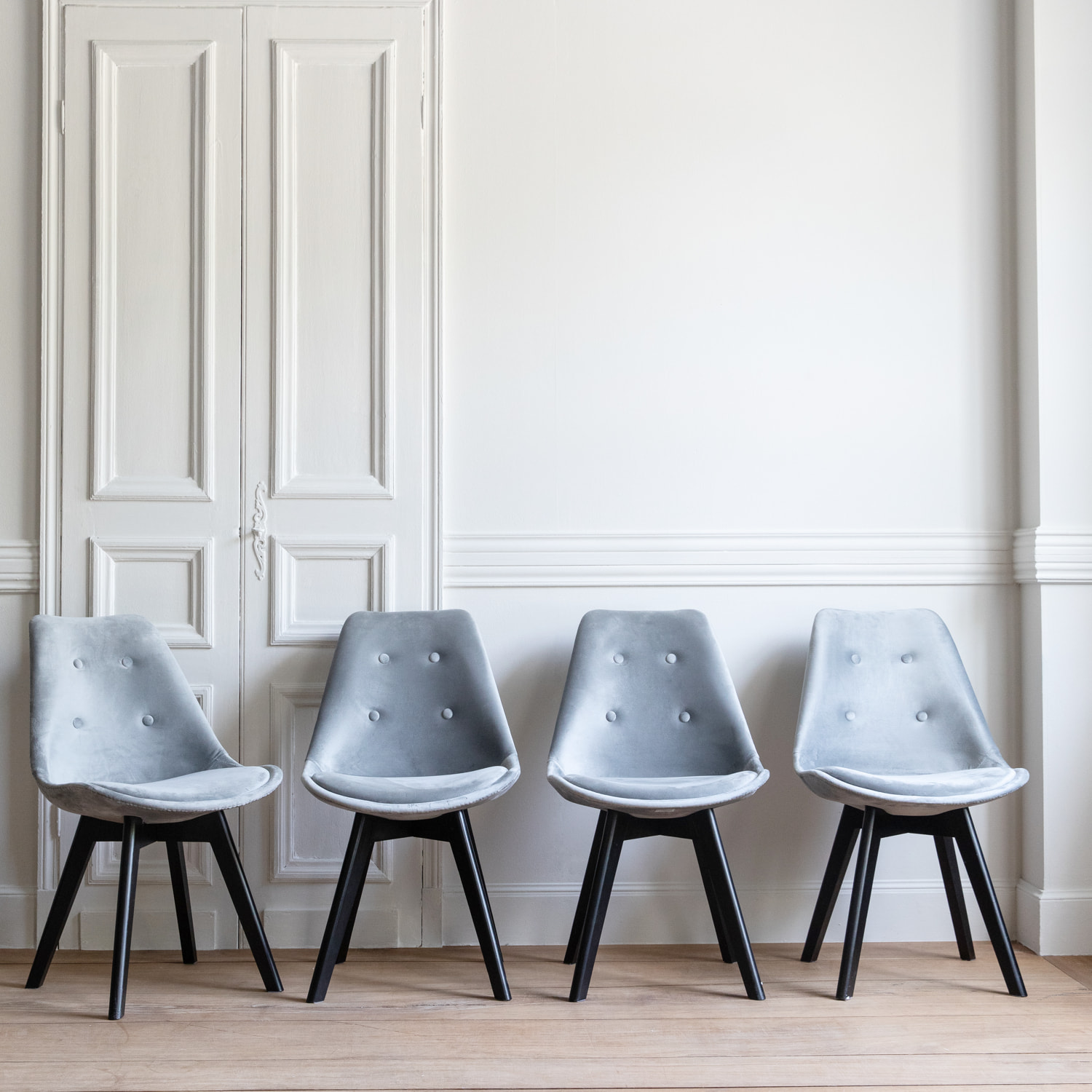 Lot de 4 chaises en velours NORA grises avec coussin