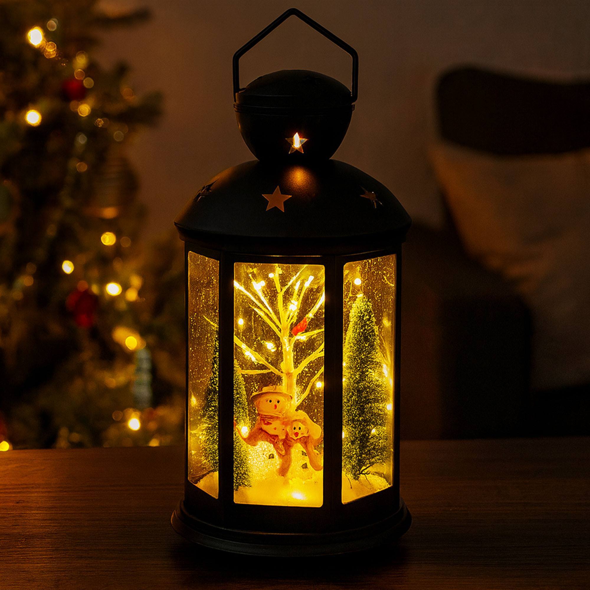 Farol navideño decorativo con escena interior y led blanco cálido 21,5x21,5x43cm