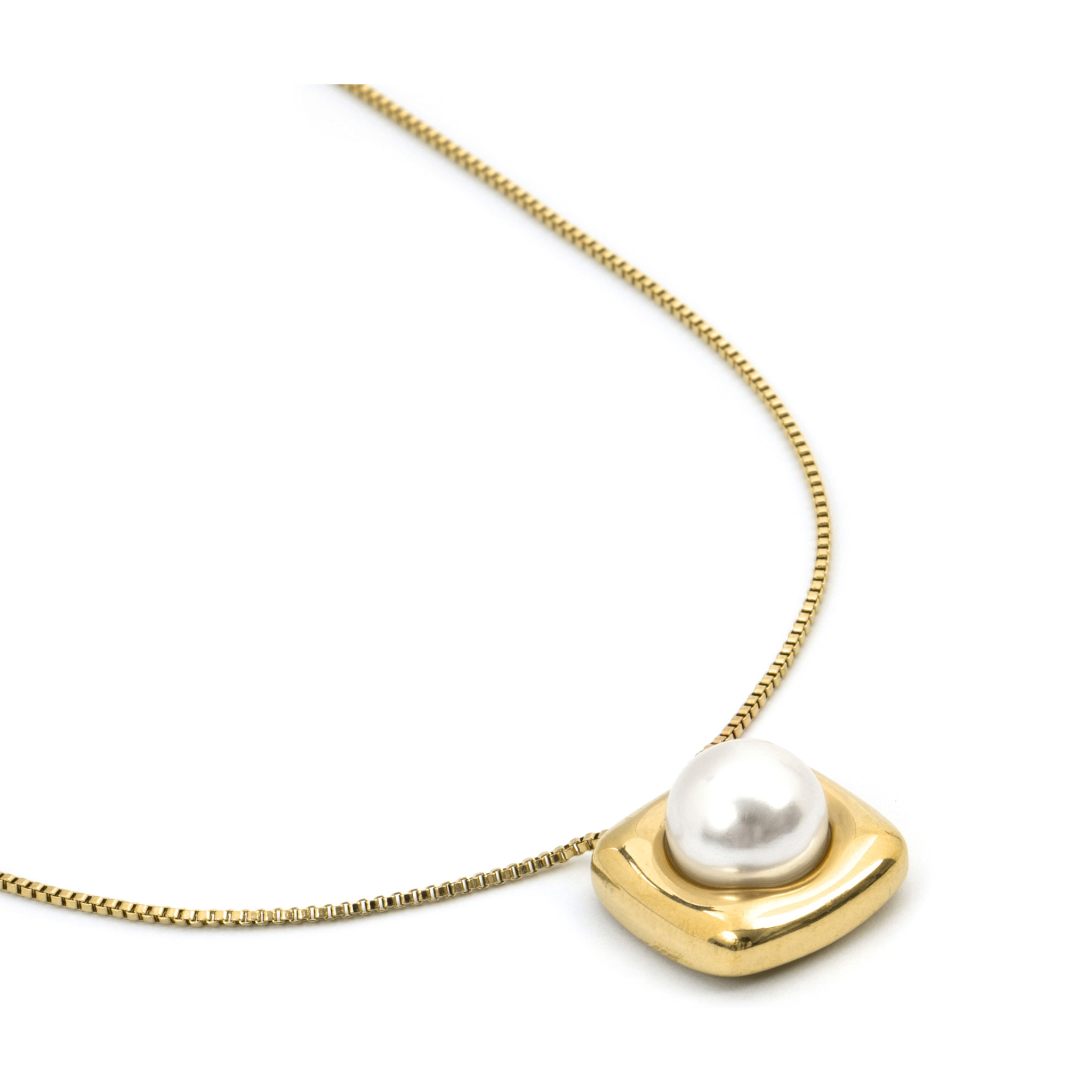 Collar de Aleación de Metal y Perla Blanca acabado en oro amarillo de 18k
