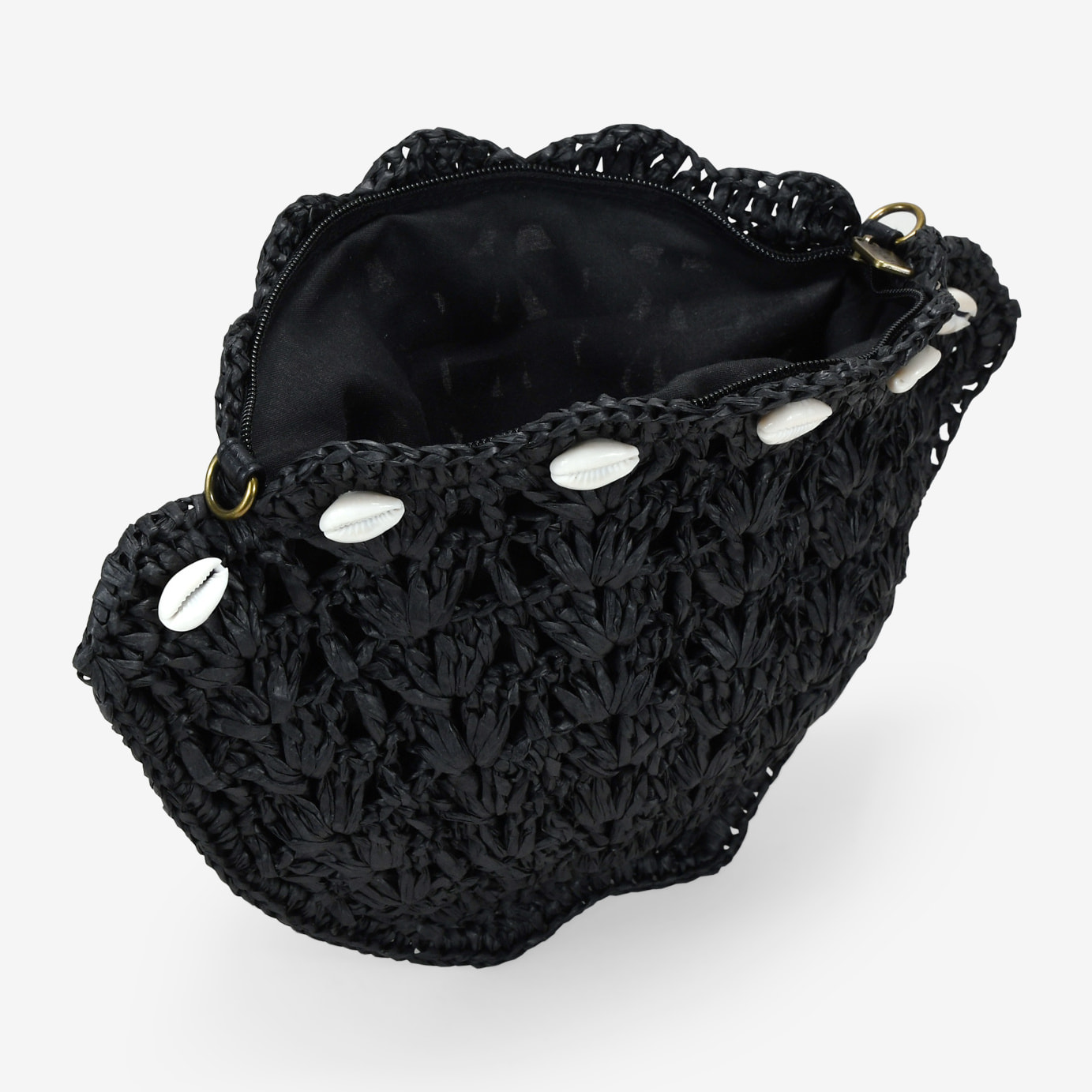 Bolso concha en rafia negra con conchas