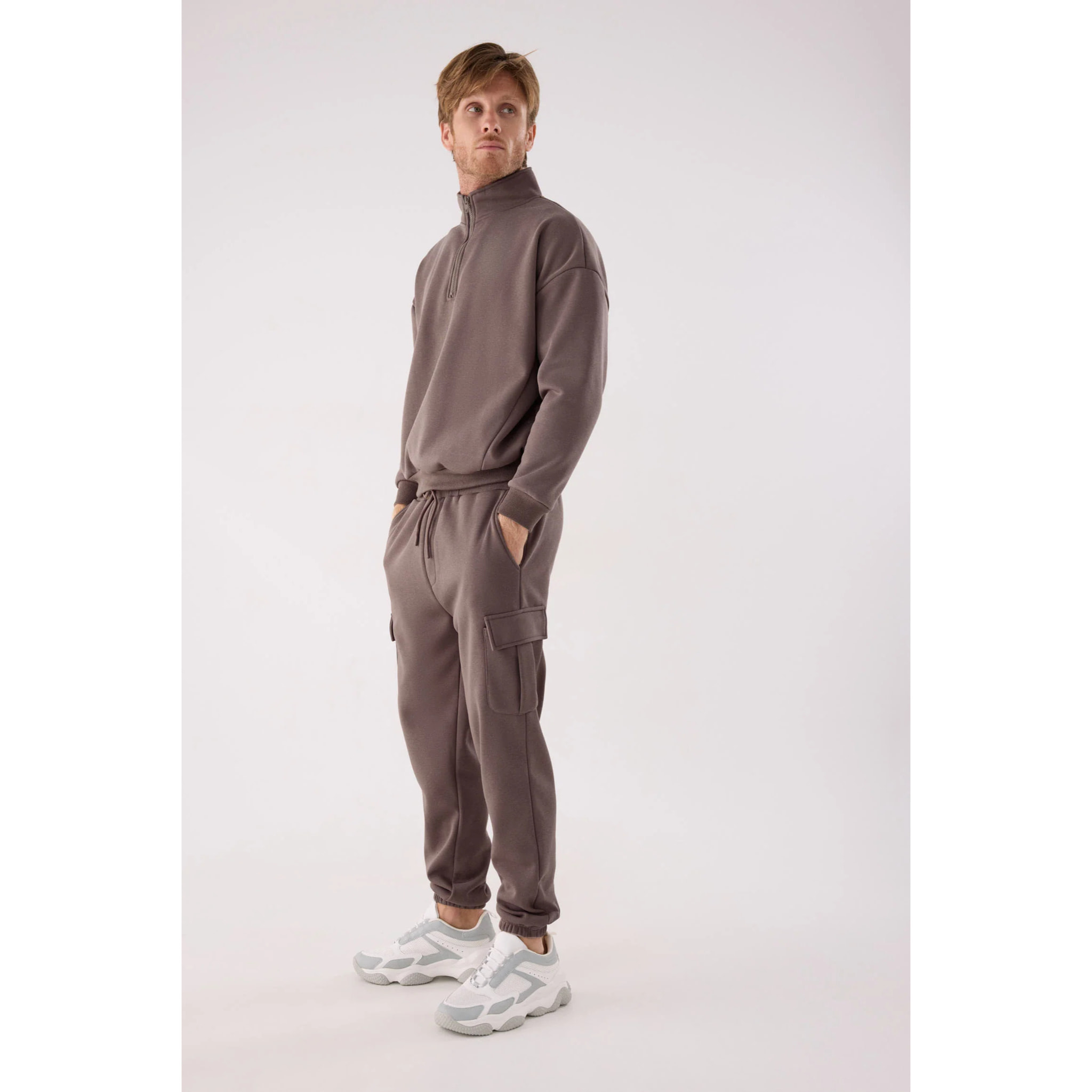 Pantalón deportivo hombre cargo afelpado con cintura ajustable marrón
