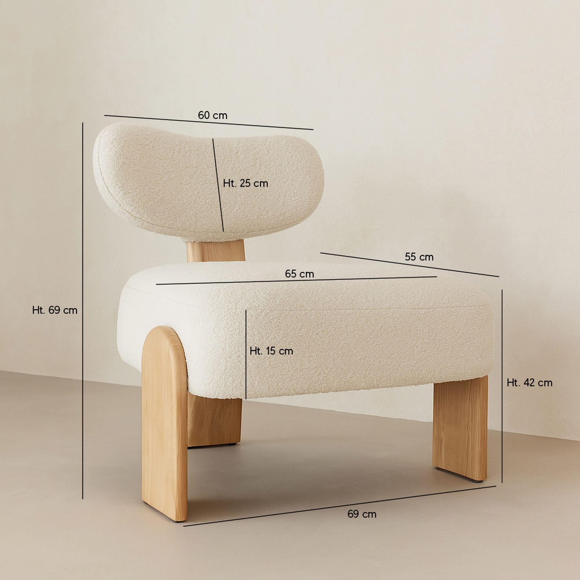 Fauteuil effet bouclette beige et structure en bois  HELLA