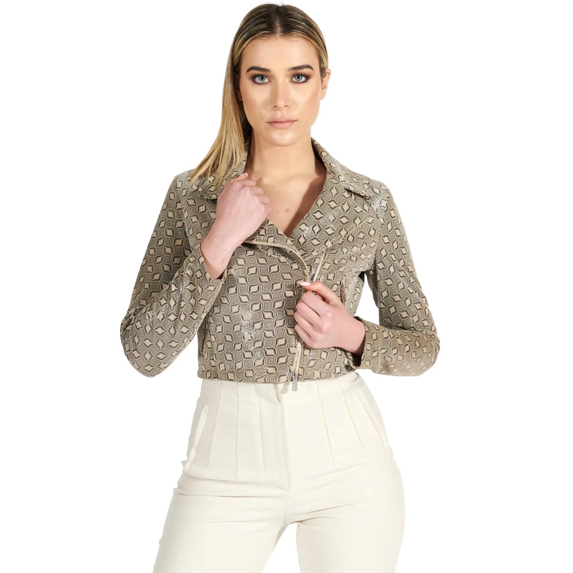 Giacca corta in pelle beige stampa fantasia stile chiodo