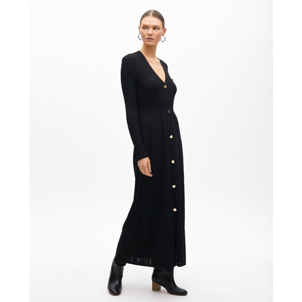 Abito in maglia con bottoni e gonna a trapezio