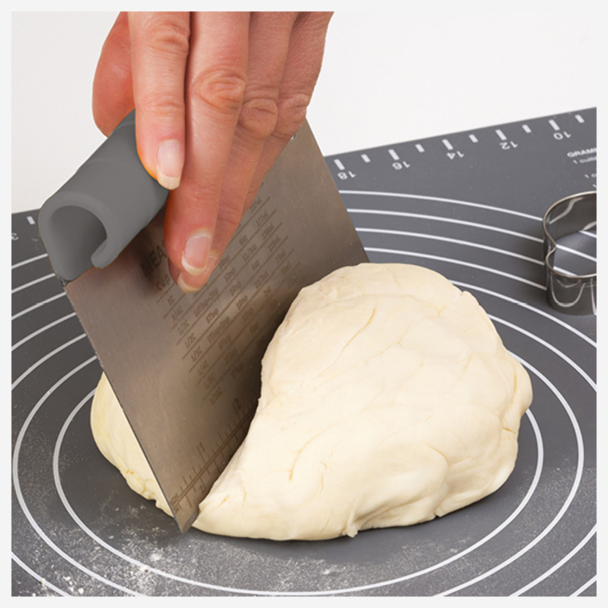Coupe-pâte avec cône de patissier