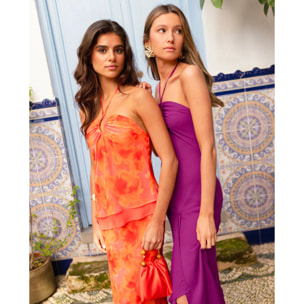 Blusa de mujer con cuello halter y lazada.