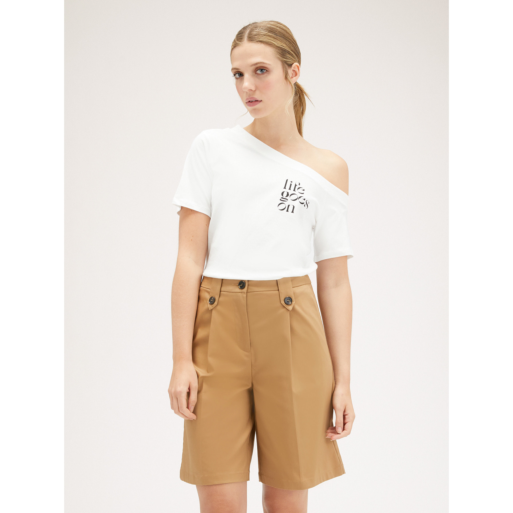 Motivi - Camiseta con escote asimétrico y texto - Blanco