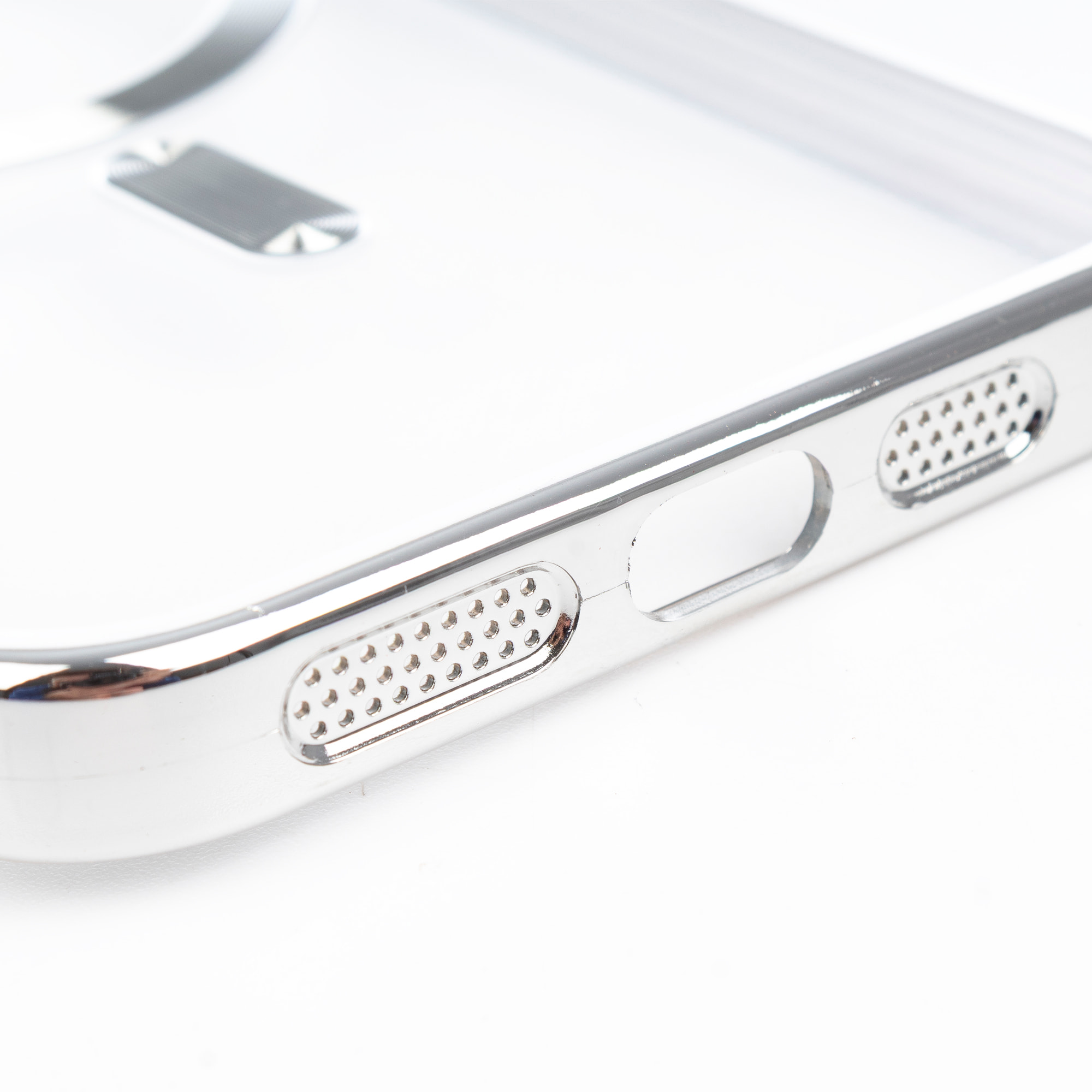 Carcasa transparente con cámara cubierta, bordes plateados, antichoque y antihuellas. Magsafe para iPhone 16 Plus.