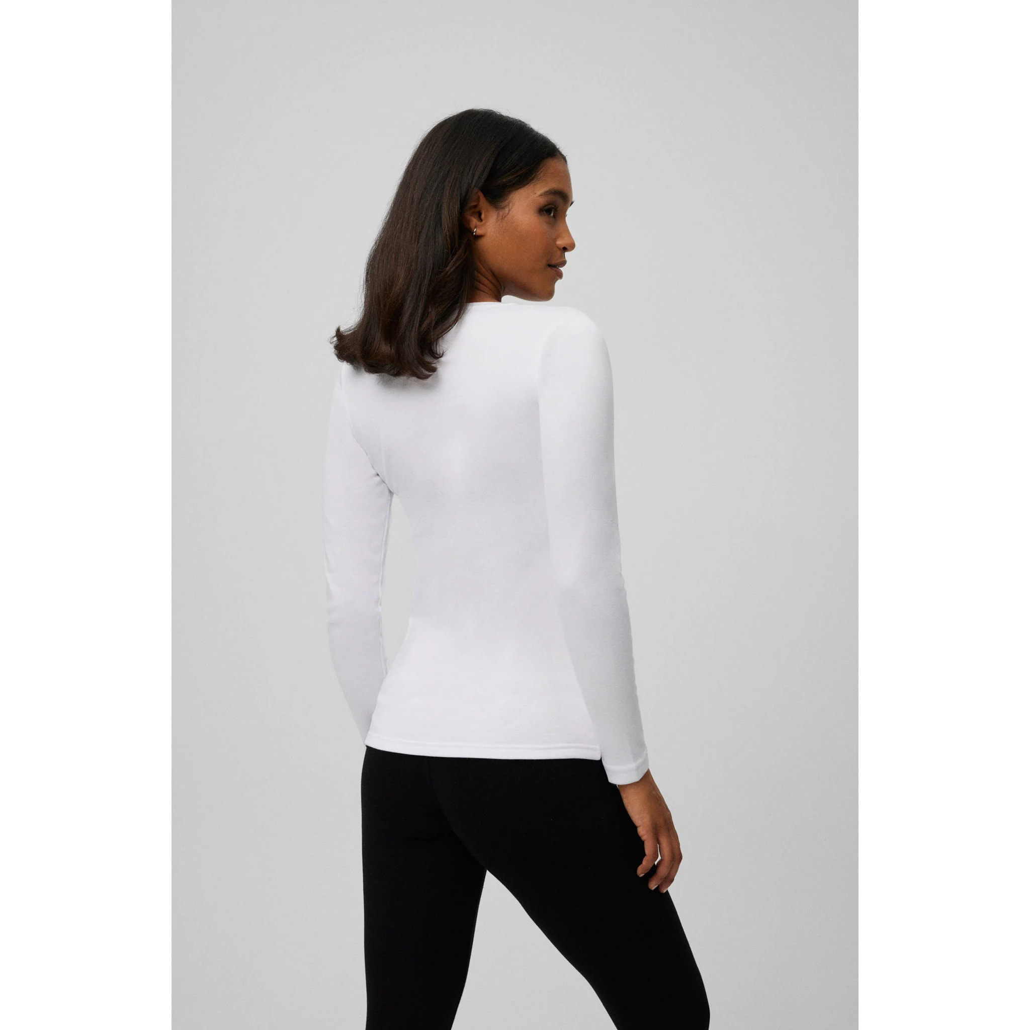 Maglietta bianca a maniche lunghe e scollo tondo in caldo cotone