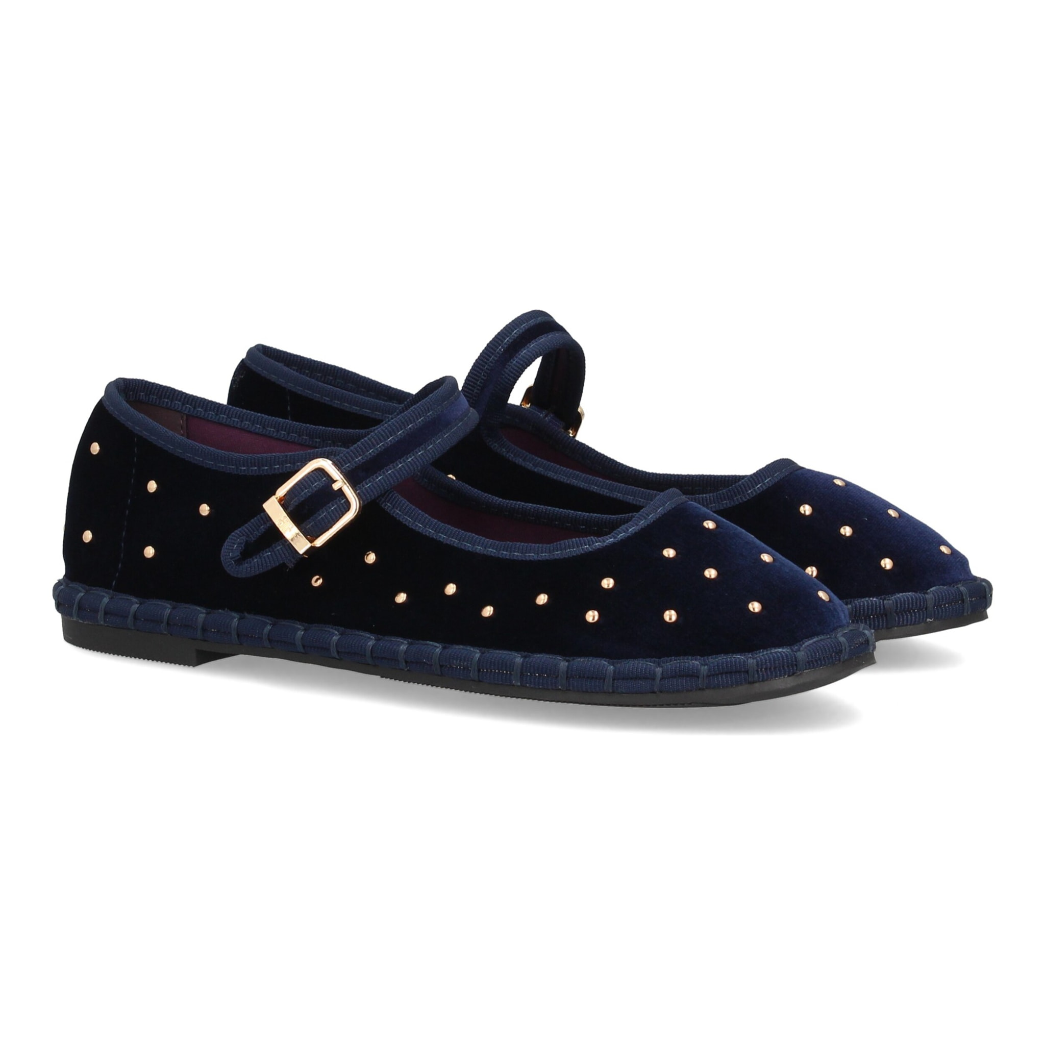 Merceditas planas con tachuelas metálicas.