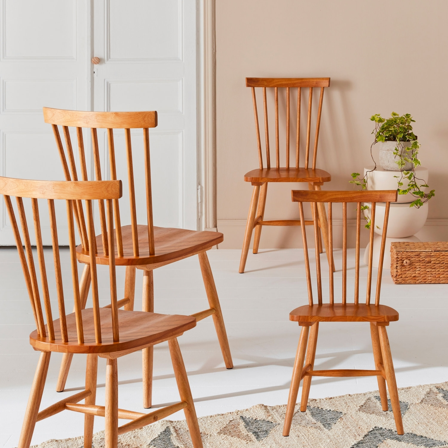 Lot de 4 chaises naturelles à barreaux en bois d'hévéa. ROMIE. L 50.8 x P 44.2 x H 90cm