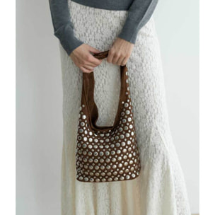 Bolso de hombro marrón con tachas metálicas