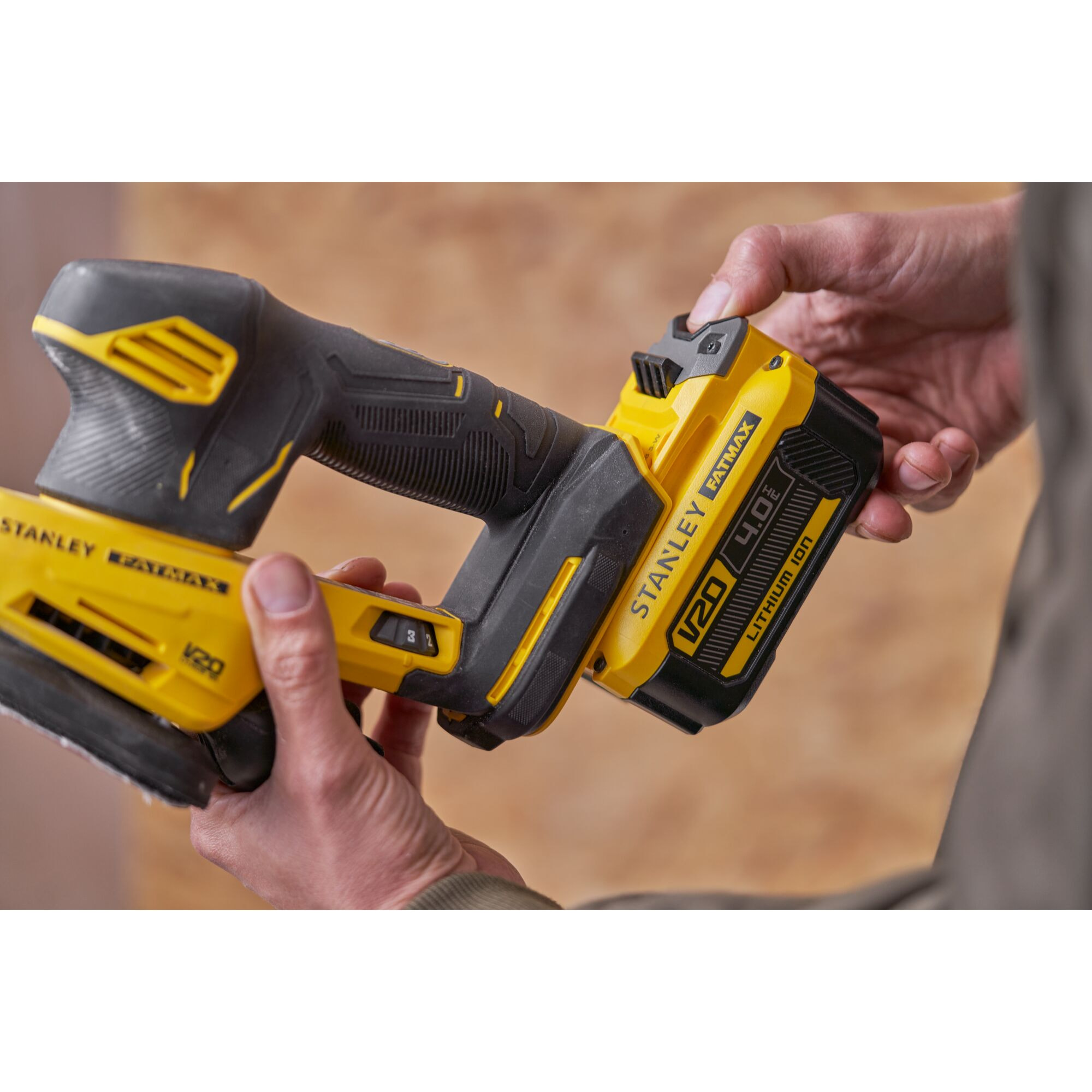 Ponceuse de finition 12000trs/min sans fil 18V STANLEY FATMAX Gamme V20 avec 1 batterie 2Ah, 1 chargeur 2A, en sac souple de transport