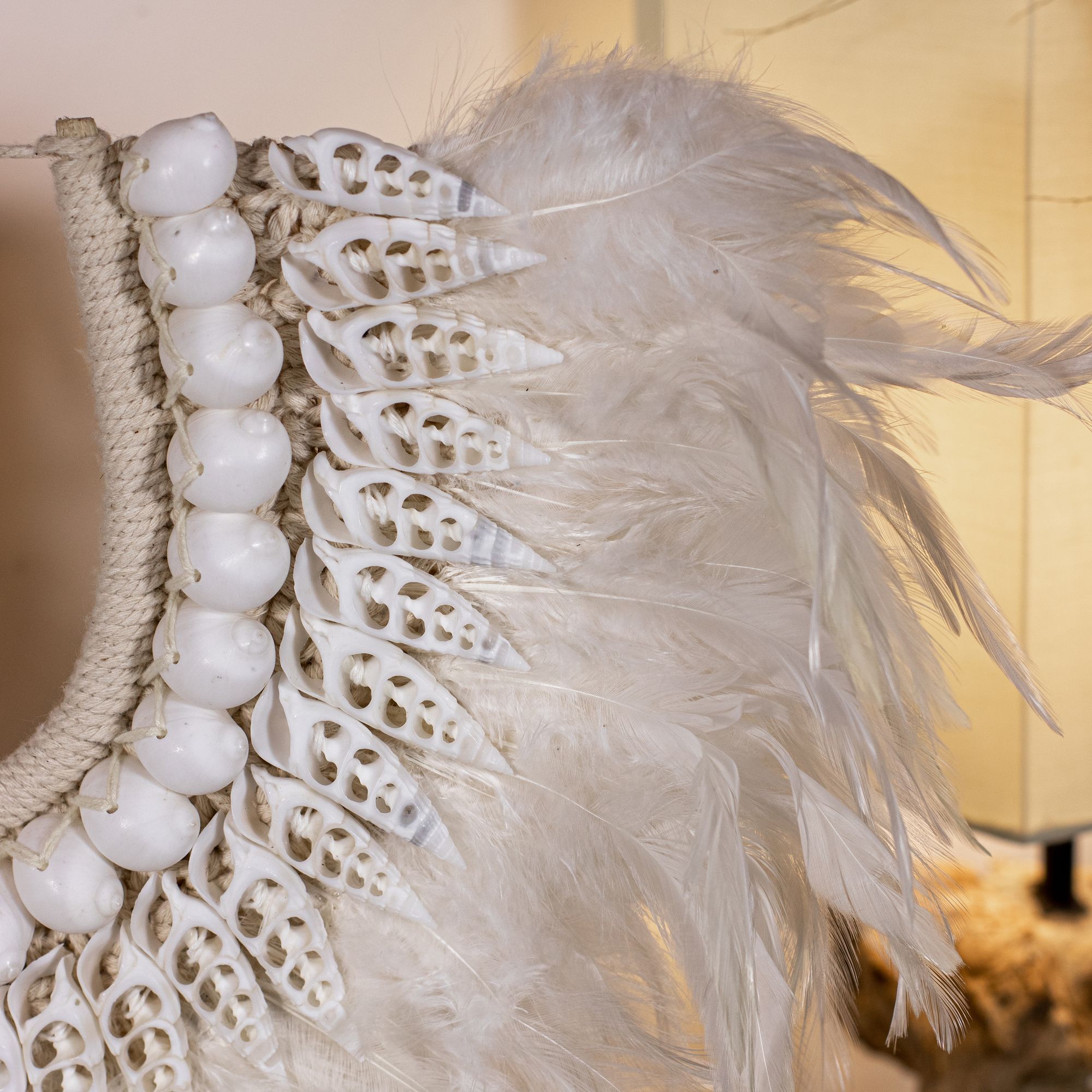 COLLIER BEIGE ET BLANC EN PLUMES ET COQUILLAGES 40X10X44 CM PAPUA