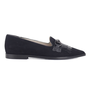 Mocasín de ante color negro con adorno en la parte delantera. Tacón 2 cm