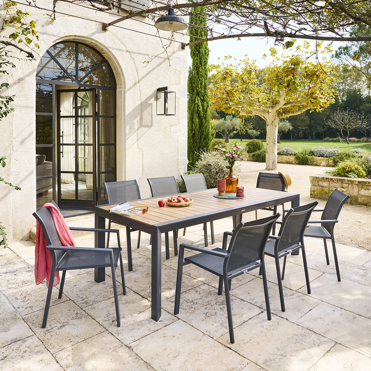 Table de jardin "Évasion" effet bois honey & graphite 8 places lates en aluminium