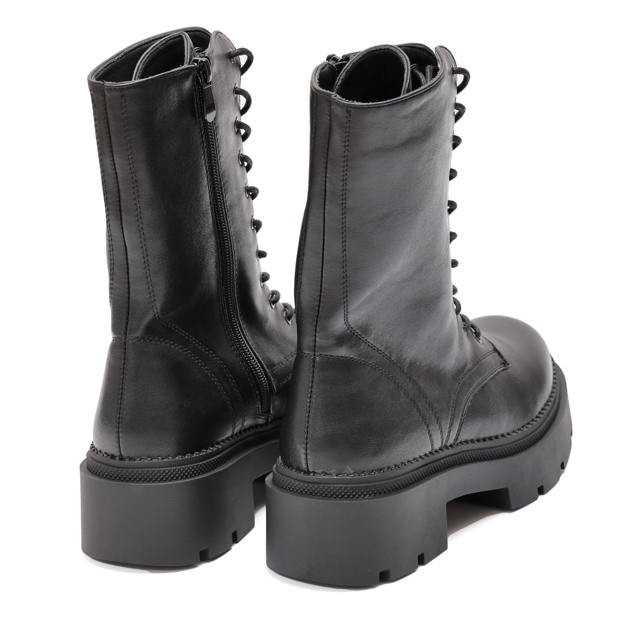 Anfibi in simil pelle con stringhe