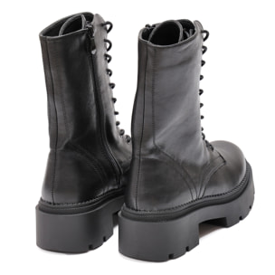 Anfibi in simil pelle con stringhe