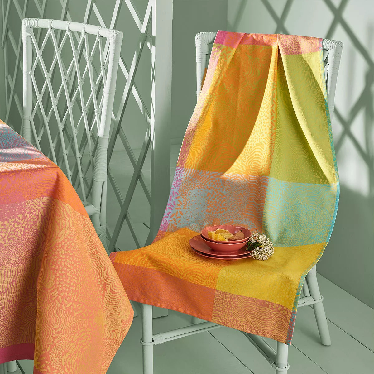 Chemin de table pur coton motif jacquard bleu jaune orange Mille vagues exotique