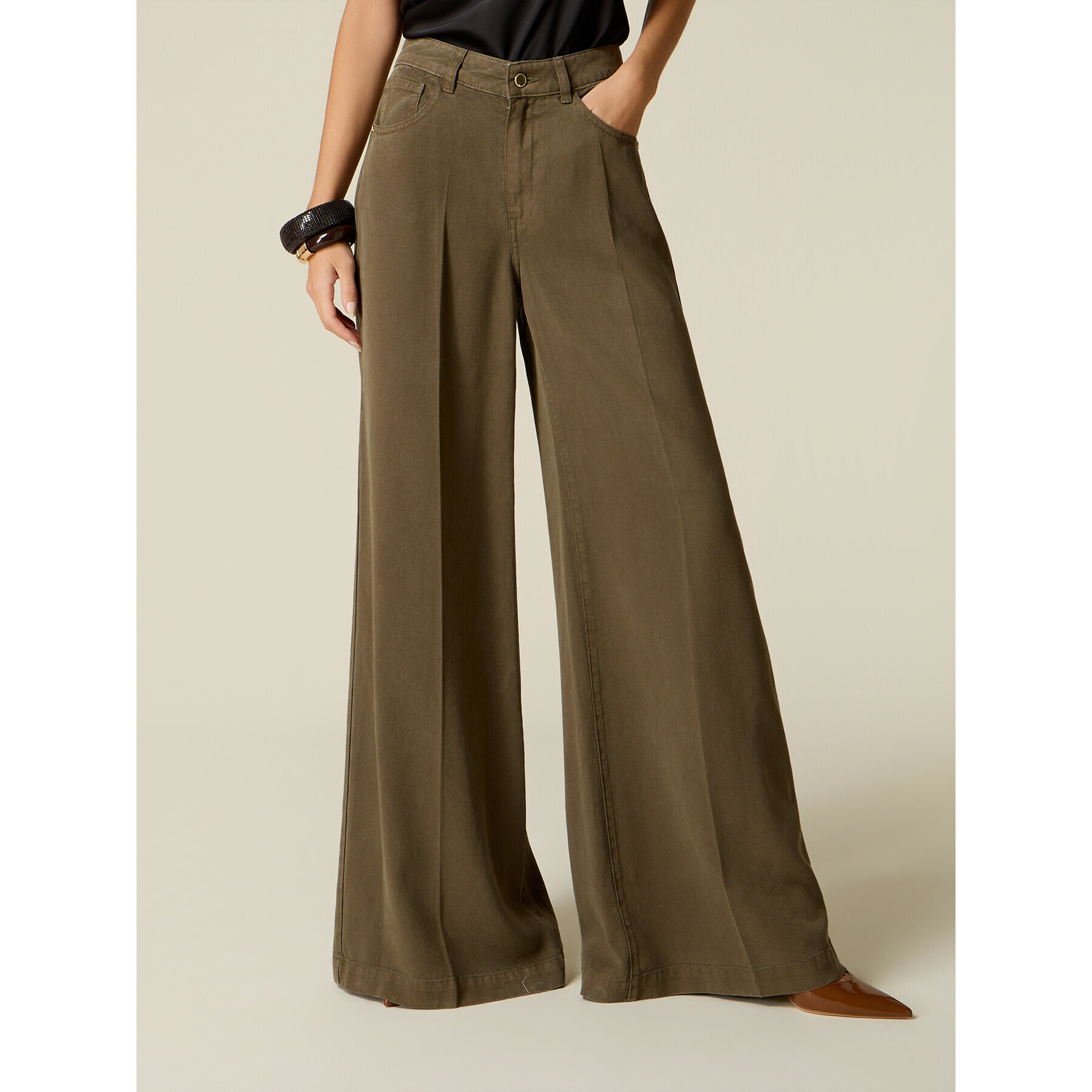 Oltre - Pantaloni palazzo in lyocell con charm - Verde militare