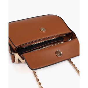 Elegante tracolla con patta, realizzata in materiale effetto pelle