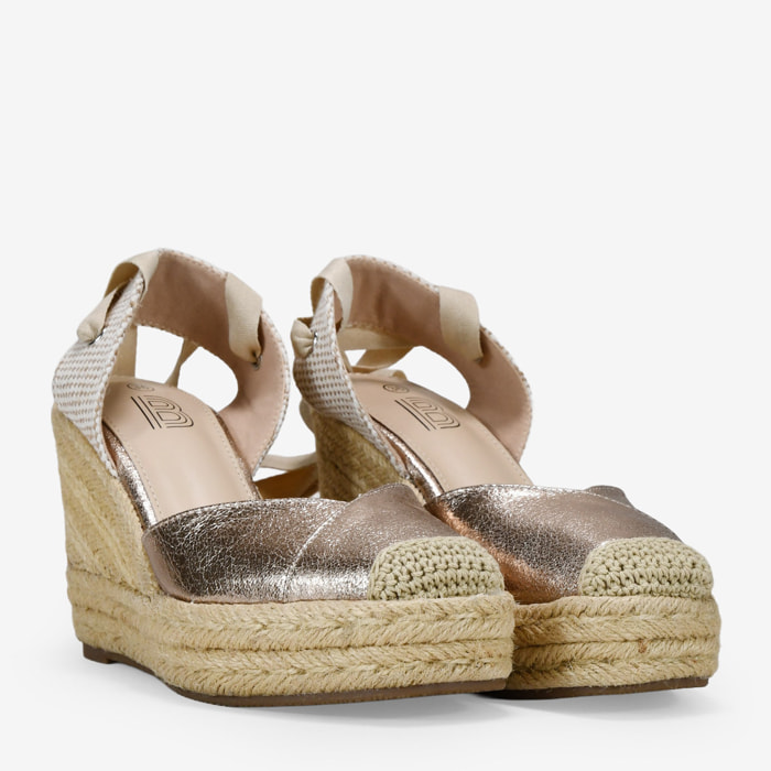 Alpargatas de cuña doradas con esparto y lazada