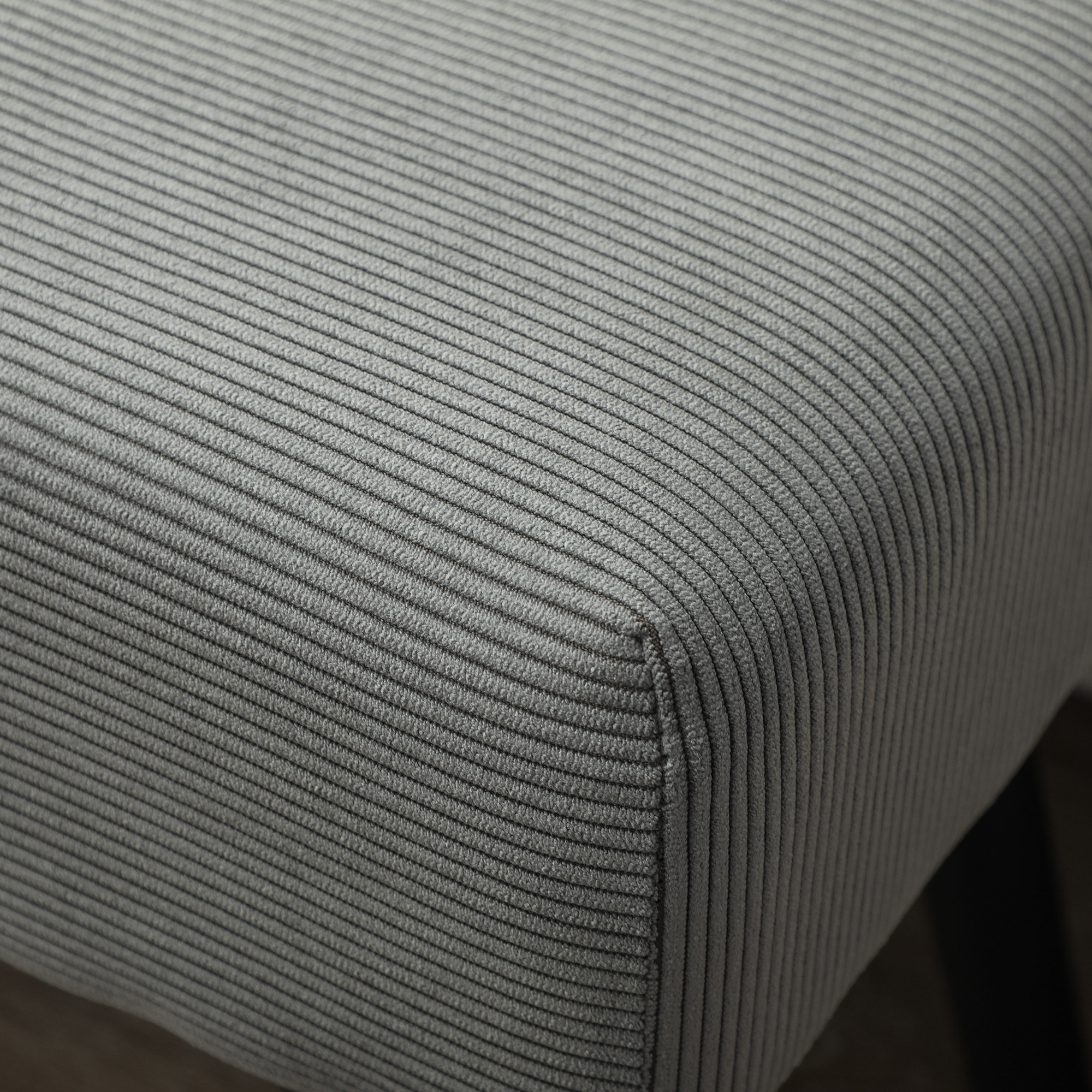 Banquette bout de lit velours côtelé design dim. 100 x 36 x 45 cm acier noir tissu gris