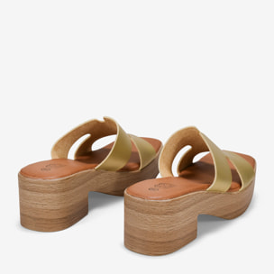 Sandalias abiertas doradas con tacón
