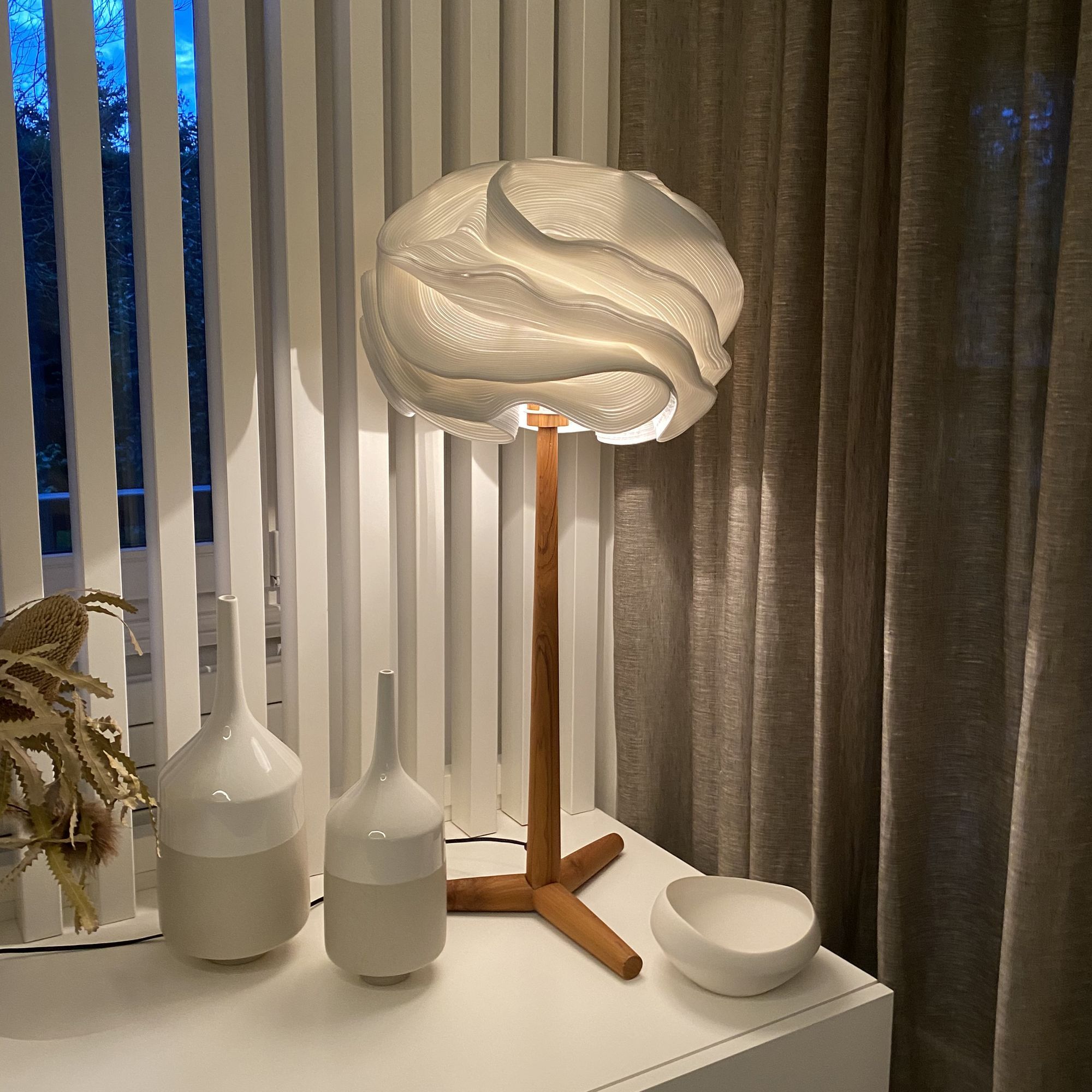 Lampe à poser en zipper ivoire pied en teck h94cm MEKAR