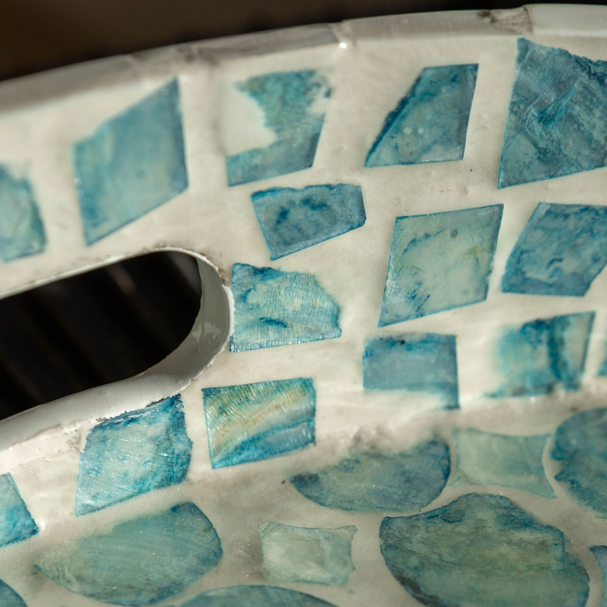 Plateau rond avec poignée en coquille de capiz bleu SOLNA