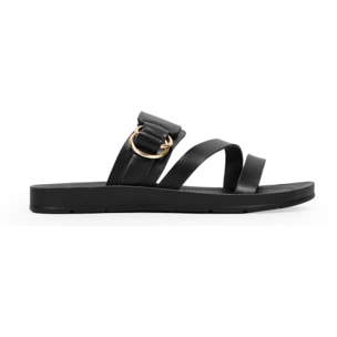 Sandalias planas negras con argollas metálicas
