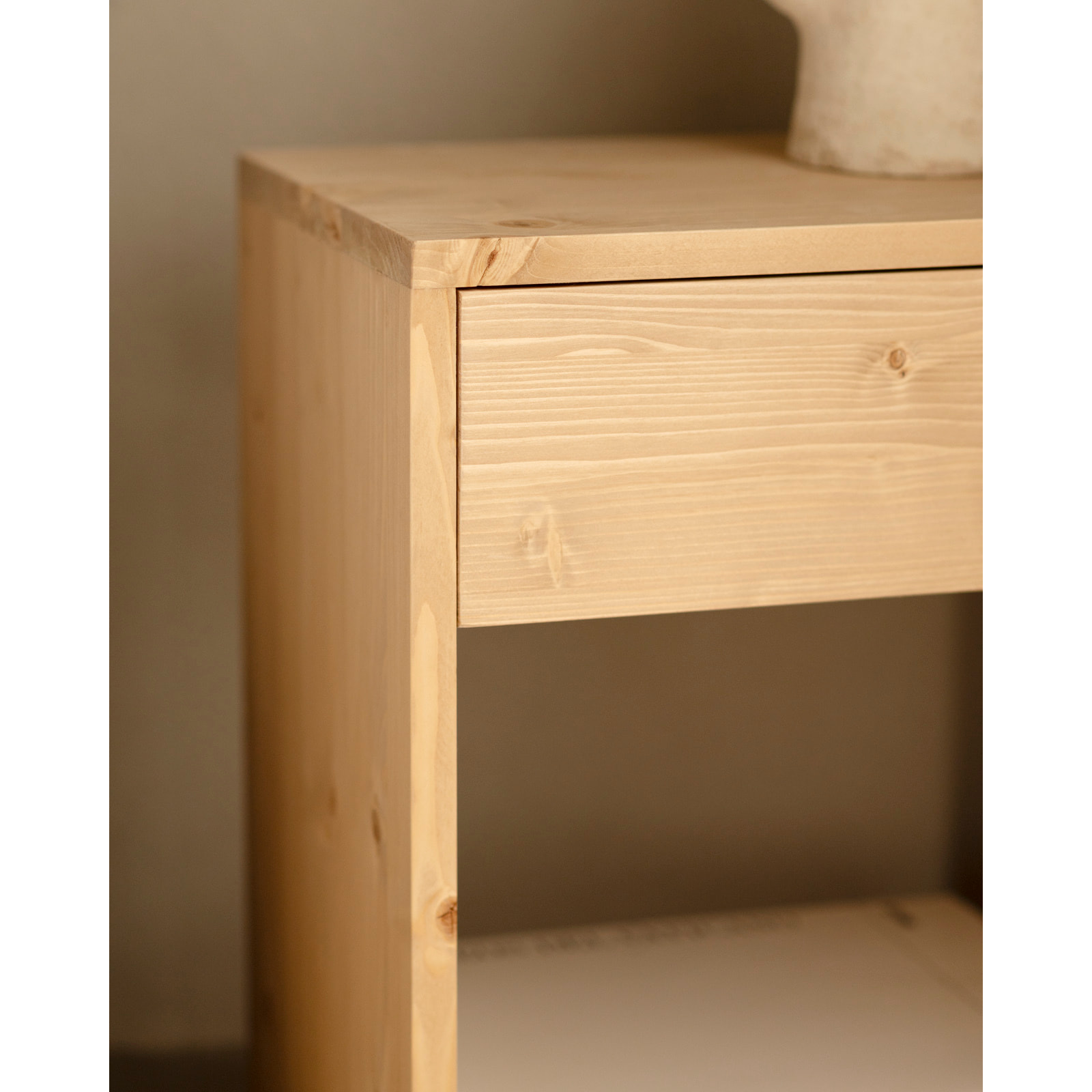 Table de chevet en bois massif avec un tiroir dans un ton chêne moyen de 50x40cm Hauteur: 50 Longueur: 40 Largeur: 29.5