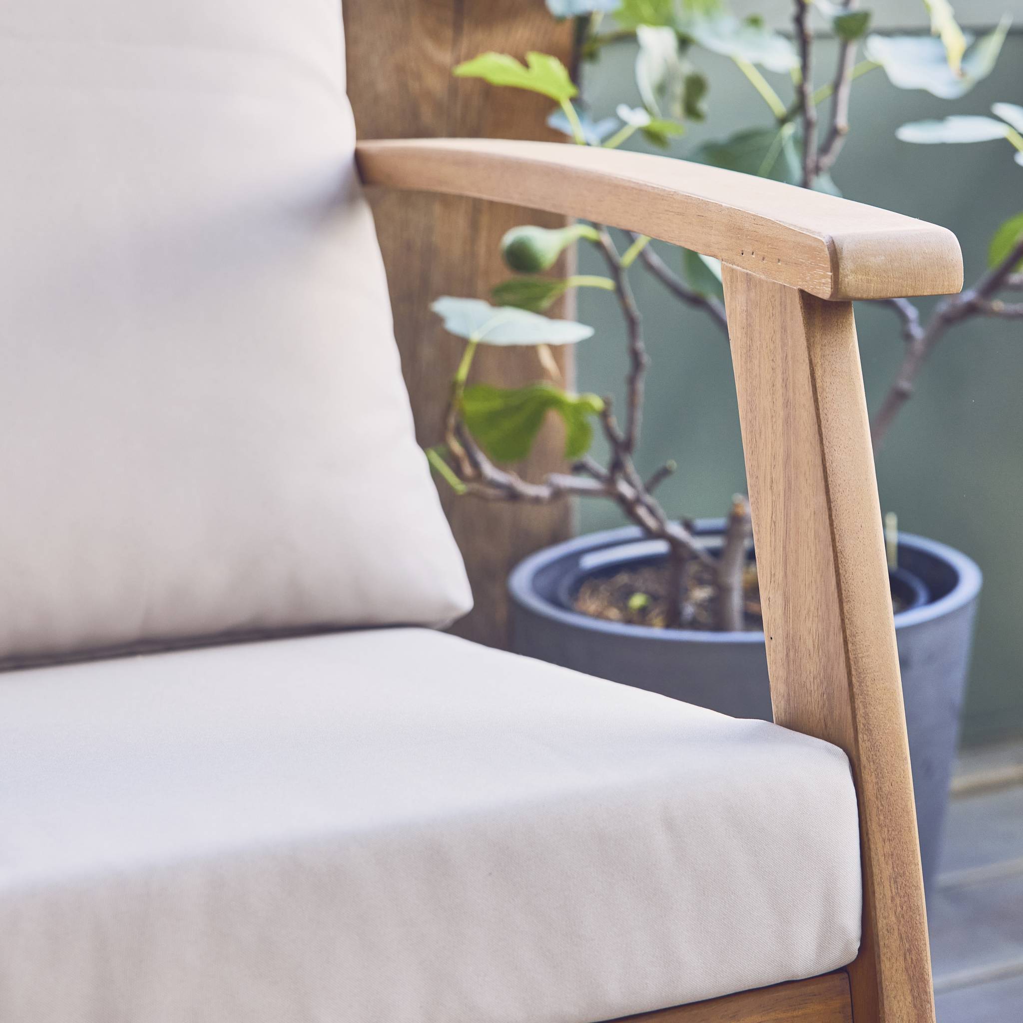 Salon de jardin USHUAIA 5 places écru en bois d'acacia. un canapé. une table. deux fauteuils